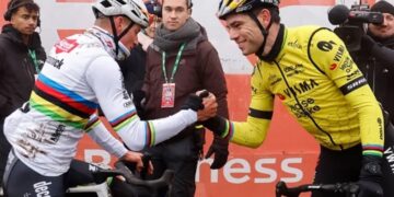 Van der Poel die Sanremo wint “op de meest vlammende, iconische manier mogelijk” is slecht nieuws voor Wout van Aert, volgens Jan Bakelants.Meer details hieronder..⬇️