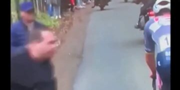 Zielig: spuwende ‘fan’ richting Mathieu Van der Poel