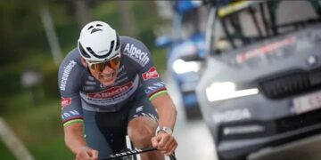 Van der Poel triomfeert opnieuw in E3 Saxo Classic, Van Aert stelt teleur