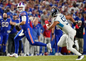 New York Jets have bolstered their defensive line by signing edge rusher Rashad Weaver to a one-year contract..