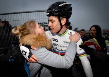 Vrouw van Wout van Aert, Sarah De Bie, Verrast met Opmerkelijke Uitspraken over Hoe Ze Hem Elke Avond Helpt als Winnaar Terug te Keren