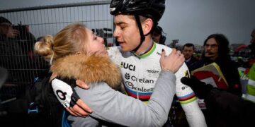 Vrouw van Wout van Aert, Sarah De Bie, Verrast met Opmerkelijke Uitspraken over Hoe Ze Hem Elke Avond Helpt als Winnaar Terug te Keren