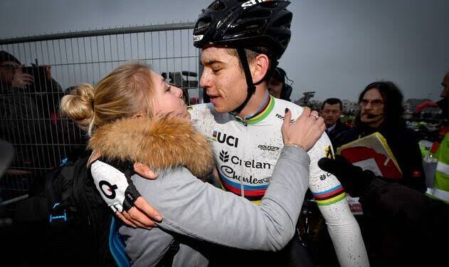 Vrouw van Wout van Aert, Sarah De Bie, Verrast met Opmerkelijke Uitspraken over Hoe Ze Hem Elke Avond Helpt als Winnaar Terug te Keren