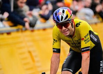 Wout van Aert Mik Op Winst in Parijs-Roubaix om Critici de Mond te Snoeren na Trage Seizoensstart