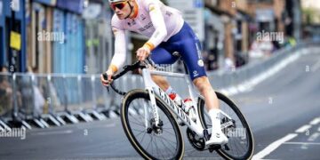 Mathieu van der Poel kampt met blijvende gevolgen van blessures uit 2024, onthult zwakte in rechterbeen