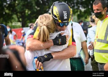 Wout van Aert Deelt Hartverwarmend Bericht ter Gelegenheid van Huwelijksverjaardag