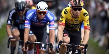 “Ik ben bang op de baan als ik naast Mathieu van der Poel rijd” – Wout van Aert vertelt openhartig over hun rivaliteit