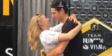 “Je hebt geld, maar je geeft het mijne graag uit…” — Wout Van Aert en Sarah de Bie wisselen speels van gedachten over huwelijksfinanciën