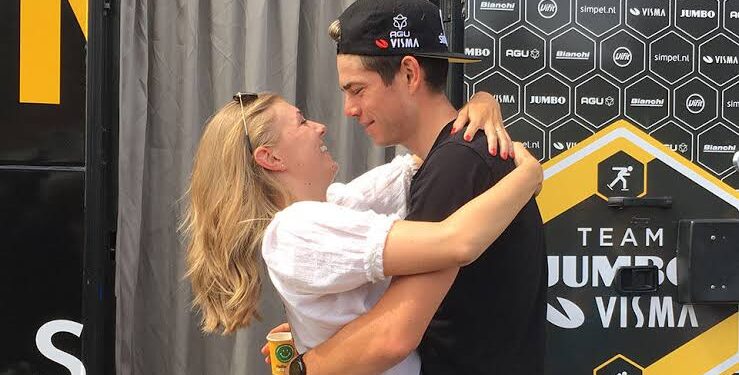 “Je hebt geld, maar je geeft het mijne graag uit…” — Wout Van Aert en Sarah de Bie wisselen speels van gedachten over huwelijksfinanciën