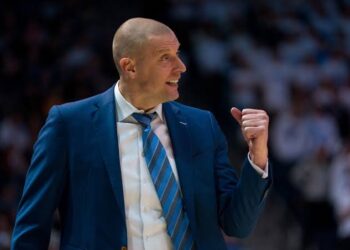 Kentucky’s Mark Pope pays for fans’ gas to NCAA tournament game in Milwaukee,One University of Kentucky student, Jack Hughes, emailed Pope expressing his desire to attend the game and inquiring about gas money or a ticket. Pope’s team responded, providing Hughes with a $100 Visa gift card to assist with travel expenses