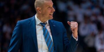 Kentucky’s Mark Pope pays for fans’ gas to NCAA tournament game in Milwaukee,One University of Kentucky student, Jack Hughes, emailed Pope expressing his desire to attend the game and inquiring about gas money or a ticket. Pope’s team responded, providing Hughes with a $100 Visa gift card to assist with travel expenses