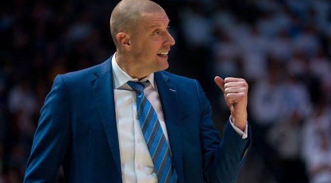 Kentucky’s Mark Pope pays for fans’ gas to NCAA tournament game in Milwaukee,One University of Kentucky student, Jack Hughes, emailed Pope expressing his desire to attend the game and inquiring about gas money or a ticket. Pope’s team responded, providing Hughes with a $100 Visa gift card to assist with travel expenses