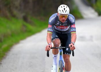 Mathieu van der Poel krijgt lichte blessure vlak voor Milano-Sanremo