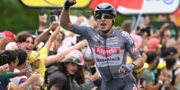 Mathieu van der Poel wijst dopinggeruchten van de hand na overwinning in Milaan-San Remo