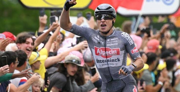 Mathieu van der Poel wijst dopinggeruchten van de hand na overwinning in Milaan-San Remo