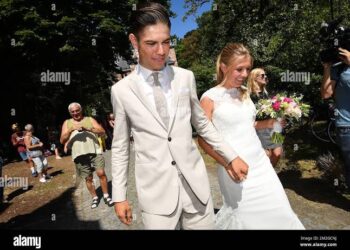 Breaking nieuws:De Belgische wielrenner Wout van Aert en zijn echtgenote Sarah De Bie hebben aangekondigd dat ze na bijna zeven jaar huwelijk uit elkaar gaan.