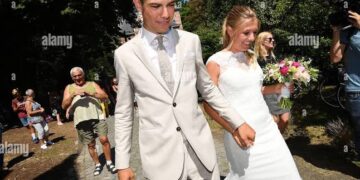 Breaking nieuws:De Belgische wielrenner Wout van Aert en zijn echtgenote Sarah De Bie hebben aangekondigd dat ze na bijna zeven jaar huwelijk uit elkaar gaan.