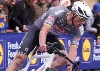 In een verrassende wending heeft de regerende wielerkampioen Mathieu van der Poel naar verluidt positief getest op een verboden stof na zijn dominante overwinning in de E3 Saxo Classic.