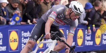 In een verrassende wending heeft de regerende wielerkampioen Mathieu van der Poel naar verluidt positief getest op een verboden stof na zijn dominante overwinning in de E3 Saxo Classic.