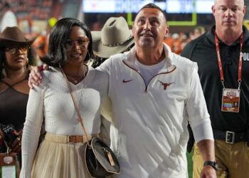 Steve Sarkisian’s wife Loreal posts powerful message in stunning low-cut dress