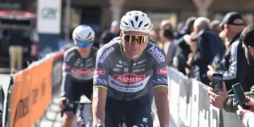 Mathieu van der Poel en ploegleider met ‘gemengde gevoelens’ na zware race: “Dat werkte niet”