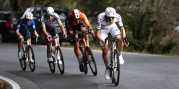 ‘Volgend jaar Cipressa onder de acht minuten?’ – Van der Poel en Pogačar grappen met elkaar na recordbrekende Milaan-San Remo