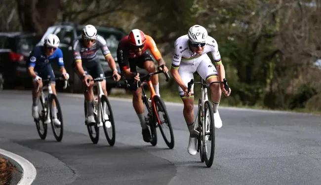 ‘Volgend jaar Cipressa onder de acht minuten?’ – Van der Poel en Pogačar grappen met elkaar na recordbrekende Milaan-San Remo