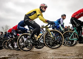 “Ik ben wielrenner geworden om te koersen,” zegt Van Aert voorafgaand aan E3, Visma | Lease a Bike is ook ambitieus met Kooij.