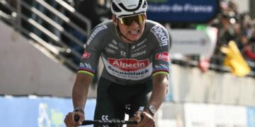 In een opmerkelijke uiting van atletisch vermogen en vrijgevigheid doneert de Nederlandse wielrenner Mathieu van der Poel prijzengeld aan een goed doel na de overwinning in Parijs-Roubaix 2025.