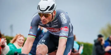 Mathieu van der Poel bezoekt toeschouwer die fles naar hem gooide tijdens Parijs-Roubaix – Tom Mallows van de BBC deelt details
