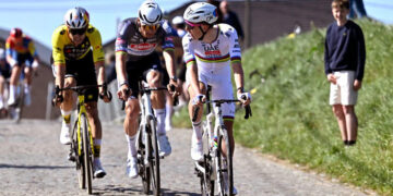 ‘Mensen die zich zo gedragen zijn niet welkom’ – Van Aert toont solidariteit met Mathieu van der Poel na bidongooi-incident in Parijs-Roubaix