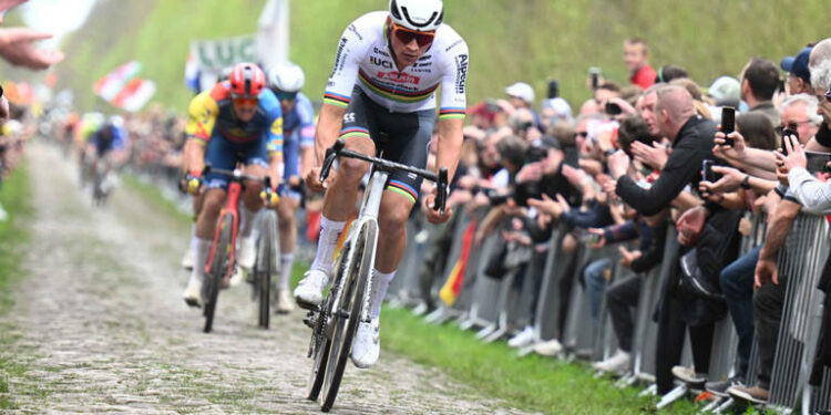 Tom Boonen reageert op geruchten over Van der Poel in Roubaix: “Ik heb dat al vijftien keer zien gebeuren en niemand heeft er ooit een voordeel uit gehaald”