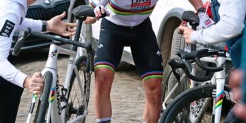 Coup de théâtre sur les pavés : Tadej Pogačar chute en tête de Paris-Roubaix avec Van der Poel