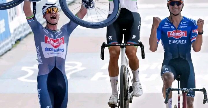 Schrijf een artikel over “en dan is het drie…” Mathieu Van der Poel smoort critici de mond met zijn 3e Parijs-Roubaix-overwinning