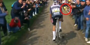 Mathieu van der Poel spreekt over poging tot doodslag tijdens Parijs-Roubaix 2025. Hij hoopt dat de bidonwerper wordt gearresteerd en vervolgd!