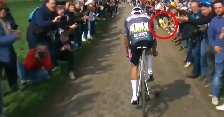 Mathieu van der Poel spreekt over poging tot doodslag tijdens Parijs-Roubaix 2025. Hij hoopt dat de bidonwerper wordt gearresteerd en vervolgd!
