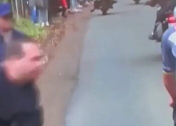 Breaking nieuws:Wout van Aert publiekelijk opgeroepen tot de vrijlating van een fan die werd aangehouden wegens spugen op zijn rivaal Mathieu van der Poel tijdens een recent wielerevenement.