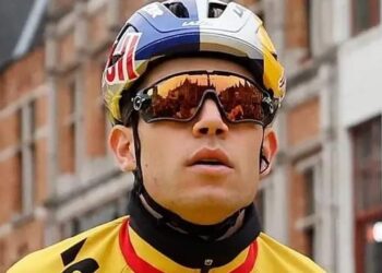 Na de val: Van Aert niet tegen te houden richting Ronde