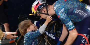 Wout van Aert uitte zijn frustratie over fans die de privacy van zijn familie schenden door onuitgenodigd zijn huis te bezoeken.