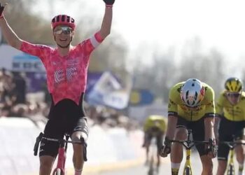 Powless Verschalkt Van Aert, Benoot en Jorgenson en Wint Dwars door Vlaanderen