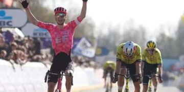 Powless Verschalkt Van Aert, Benoot en Jorgenson en Wint Dwars door Vlaanderen