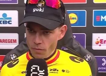“Ik kan niet rechtvaardigen wat ik heb gedaan” – Gebroken Wout van Aert neemt volledige verantwoordelijkheid voor Visma’s rampzalige nederlaag bij Dwars door Vlaanderen.Lees meer⬇️