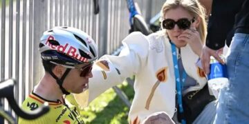 Vrouw Sarah moet tranen bedwingen na verlies Van Aert