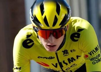 “Kijk naar Wout van Aerts knie.”.De Belgische wielrenner Wout van Aert zal een knieoperatie ondergaan na complicaties van een eerdere blessure.