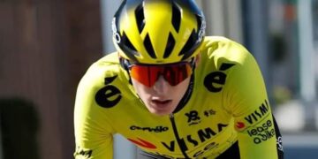 “Kijk naar Wout van Aerts knie.”.De Belgische wielrenner Wout van Aert zal een knieoperatie ondergaan na complicaties van een eerdere blessure.