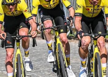 Breaking nieuws:In een zorgwekkende wending voor wielerfans en Team Visma–Lease a Bike, zal de Belgische wielrenner Wout van Aert een medische scan ondergaan aan zijn linkerknie voorafgaand aan de Ronde van Vlaanderen.