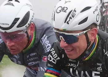 Tadej Pogačar heeft opnieuw zijn klasse getoond tijdens een tussensprint, waarbij hij Mathieu van der Poel, die niet in topvorm was vanwege een verkoudheid, achter zich liet.