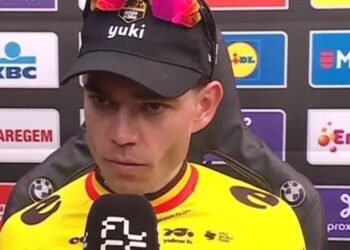 Wout van Aert wint het respect van Thijs Zonneveld met een eerlijke reactie na Dwars door Vlaanderen: “Zo slecht als hij sprintte, zo goed was zijn interview.”