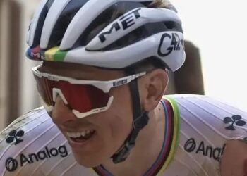 Tadej Pogacar neemt het op voor Wout van Aert: “Kritiek is het niet waard”