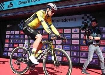 De Belgische wielerster Wout van Aert heeft aangekondigd met een nieuwe mindset en aangepaste tactiek aan de start van de Ronde van Vlaanderen 2025 te verschijnen.